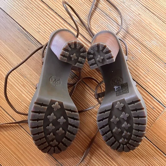 NWOB MICHEAL Micheal Kors Vero Leather Platform
Sandal in Luggage Sz 10. - Picture 10 of 12